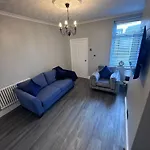 Casa de Férias Near Hospital 2 Bedroom - Sleeps 4 - Self Check In - Fully Furnished