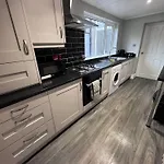 Near Hospital 2 Bedroom - Sleeps 4 - Self Check In - Fully Furnished Casa de Férias