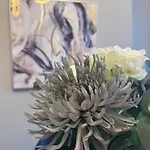 Near Hospital 2 Bedroom - Sleeps 4 - Self Check In - Fully Furnished *