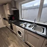 Near Hospital 2 Bedroom - Sleeps 4 - Self Check In - Fully Furnished * 칼라일