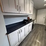 Near Hospital 2 Bedroom - Sleeps 4 - Self Check In - Fully Furnished * 칼라일