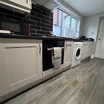 Near Hospital 2 Bedroom - Sleeps 4 - Self Check In - Fully Furnished *