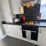 Near Hospital 2 Bedroom - Sleeps 4 - Self Check In - Fully Furnished Casa de Férias