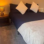 Near Hospital 2 Bedroom - Sleeps 4 - Self Check In - Fully Furnished *