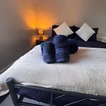 Near Hospital 2 Bedroom - Sleeps 4 - Self Check In - Fully Furnished 펜션 칼라일