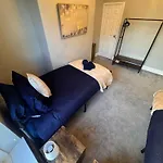 펜션 Near Hospital 2 Bedroom - Sleeps 4 - Self Check In - Fully Furnished 칼라일