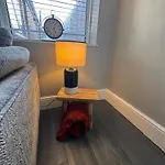 Casa de Férias Near Hospital 2 Bedroom - Sleeps 4 - Self Check In - Fully Furnished