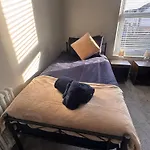 Near Hospital 2 Bedroom - Sleeps 4 - Self Check In - Fully Furnished * 칼라일