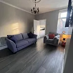 Near Hospital 2 Bedroom - Sleeps 4 - Self Check In - Fully Furnished 펜션 칼라일