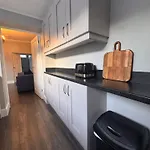 펜션 Near Hospital 2 Bedroom - Sleeps 4 - Self Check In - Fully Furnished *