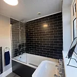 Near Hospital 2 Bedroom - Sleeps 4 - Self Check In - Fully Furnished * 칼라일