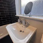 Near Hospital 2 Bedroom - Sleeps 4 - Self Check In - Fully Furnished Casa de Férias *