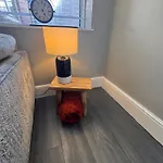 Near Hospital 2 Bedroom - Sleeps 4 - Self Check In - Fully Furnished Casa de Férias