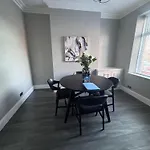 Near Hospital 2 Bedroom - Sleeps 4 - Self Check In - Fully Furnished