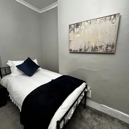 Casa de Férias Near Hospital 2 Bedroom - Sleeps 4 - Self Check In - Fully Furnished