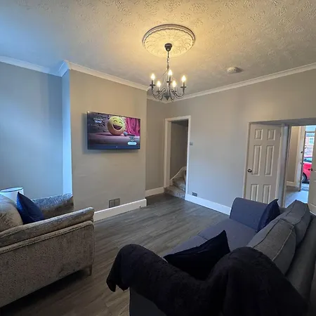 Near Hospital 2 Bedroom - Sleeps 4 - Self Check In - Fully Furnished Semesterbostad