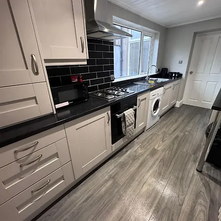 Near Hospital 2 Bedroom - Sleeps 4 - Self Check In - Fully Furnished Feriehus