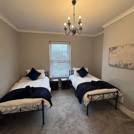 Near Hospital 2 Bedroom - Sleeps 4 - Self Check In - Fully Furnished Semesterbostad *