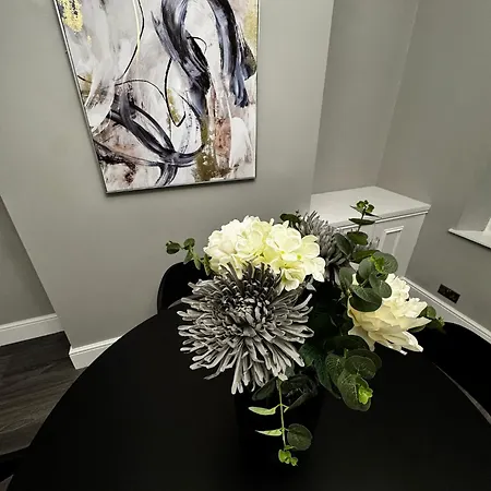 Near Hospital 2 Bedroom - Sleeps 4 - Self Check In - Fully Furnished