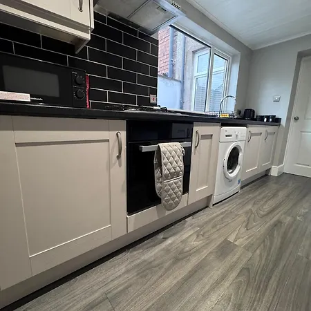 Near Hospital 2 Bedroom - Sleeps 4 - Self Check In - Fully Furnished *