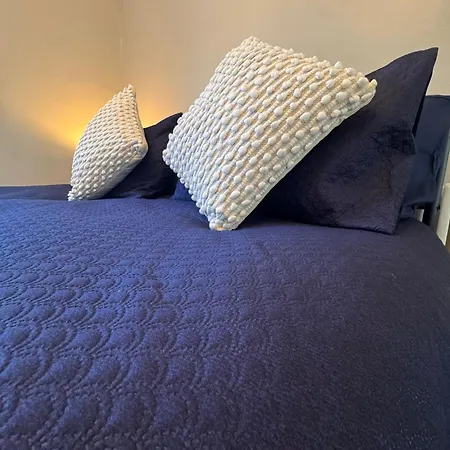 Near Hospital 2 Bedroom - Sleeps 4 - Self Check In - Fully Furnished 칼라일
