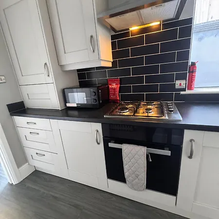 Near Hospital 2 Bedroom - Sleeps 4 - Self Check In - Fully Furnished Ferienhaus