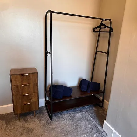 Near Hospital 2 Bedroom - Sleeps 4 - Self Check In - Fully Furnished 칼라일