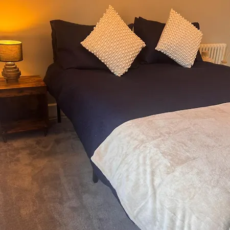 Near Hospital 2 Bedroom - Sleeps 4 - Self Check In - Fully Furnished *