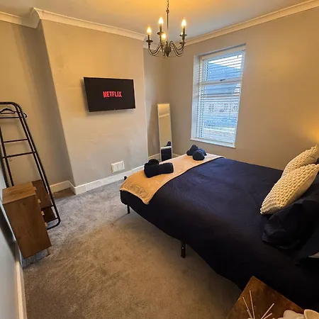 Near Hospital 2 Bedroom - Sleeps 4 - Self Check In - Fully Furnished * 칼라일