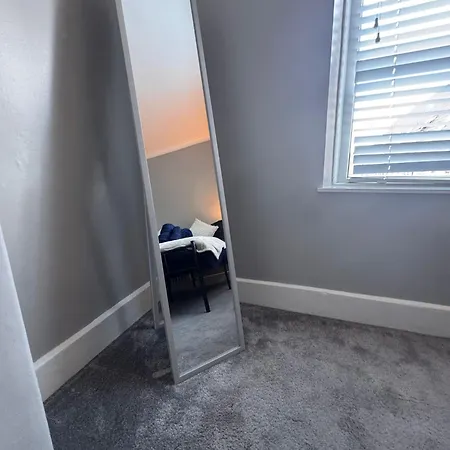 Feriehus Near Hospital 2 Bedroom - Sleeps 4 - Self Check In - Fully Furnished