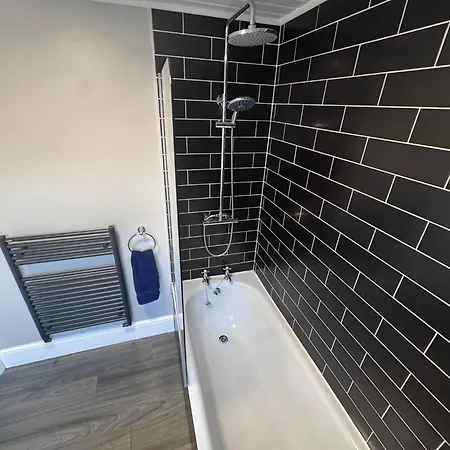 Ferienhaus Near Hospital 2 Bedroom - Sleeps 4 - Self Check In - Fully Furnished *