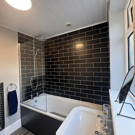 Near Hospital 2 Bedroom - Sleeps 4 - Self Check In - Fully Furnished * קרליסל