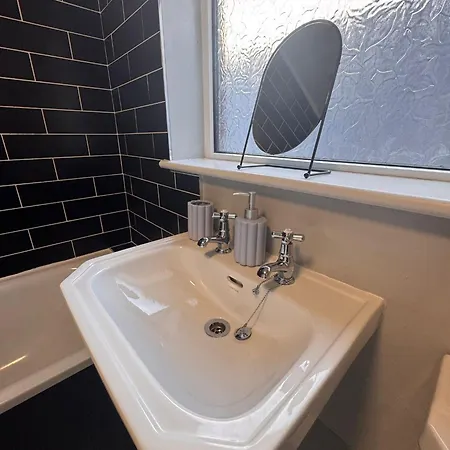 Near Hospital 2 Bedroom - Sleeps 4 - Self Check In - Fully Furnished Feriehus *