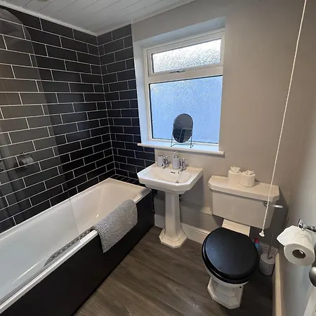 Near Hospital 2 Bedroom - Sleeps 4 - Self Check In - Fully Furnished * 칼라일