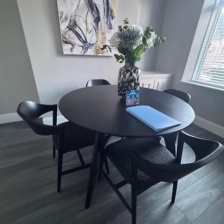 Feriehus Near Hospital 2 Bedroom - Sleeps 4 - Self Check In - Fully Furnished *