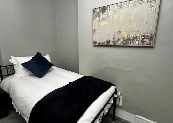 Semesterbostad Near Hospital 2 Bedroom - Sleeps 4 - Self Check In - Fully Furnished