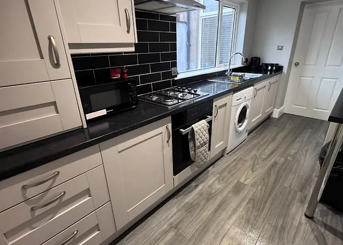 Near Hospital 2 Bedroom - Sleeps 4 - Self Check In - Fully Furnished Holiday home