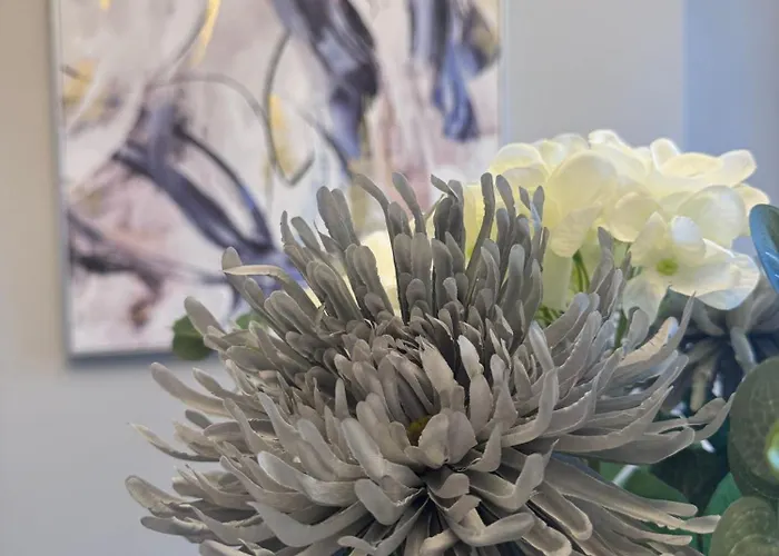 Near Hospital 2 Bedroom - Sleeps 4 - Self Check In - Fully Furnished *