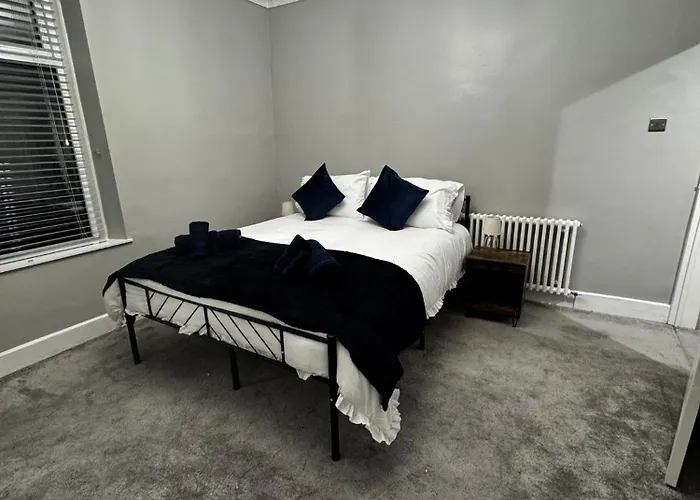 Semesterbostad Near Hospital 2 Bedroom - Sleeps 4 - Self Check In - Fully Furnished