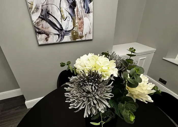 Near Hospital 2 Bedroom - Sleeps 4 - Self Check In - Fully Furnished