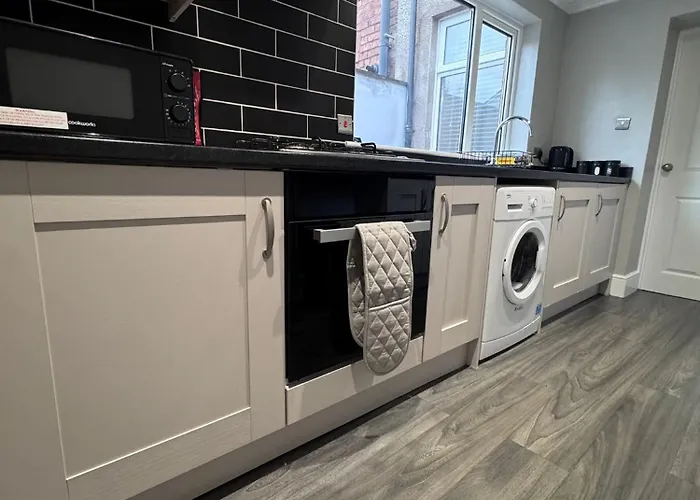 Near Hospital 2 Bedroom - Sleeps 4 - Self Check In - Fully Furnished *