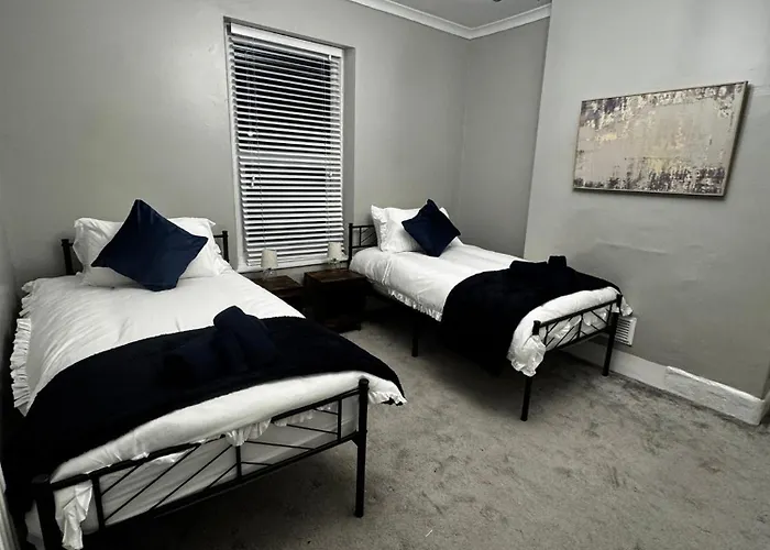 Near Hospital 2 Bedroom - Sleeps 4 - Self Check In - Fully Furnished *