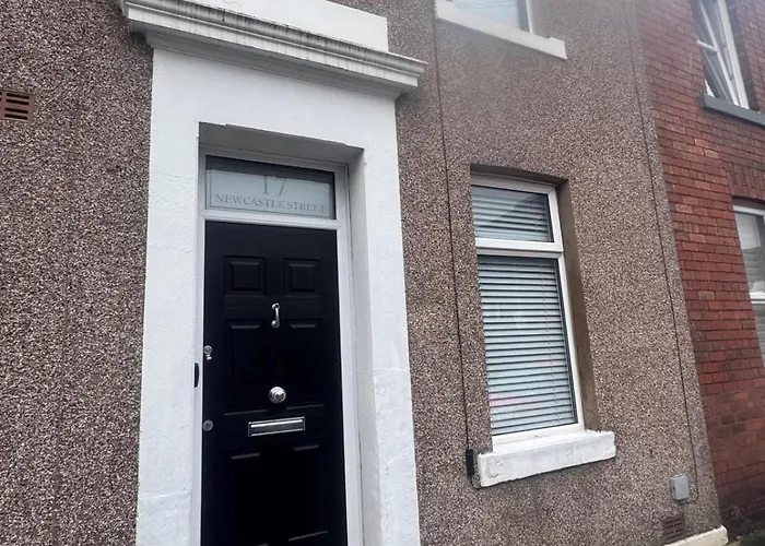 Near Hospital 2 Bedroom - Sleeps 4 - Self Check In - Fully Furnished Casa de Férias