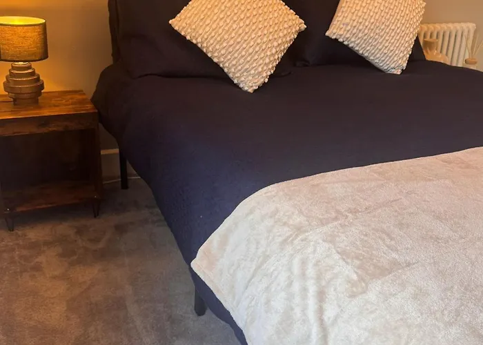 Near Hospital 2 Bedroom - Sleeps 4 - Self Check In - Fully Furnished *