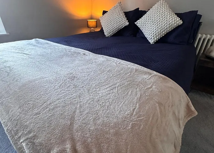 Holiday home Near Hospital 2 Bedroom - Sleeps 4 - Self Check In - Fully Furnished