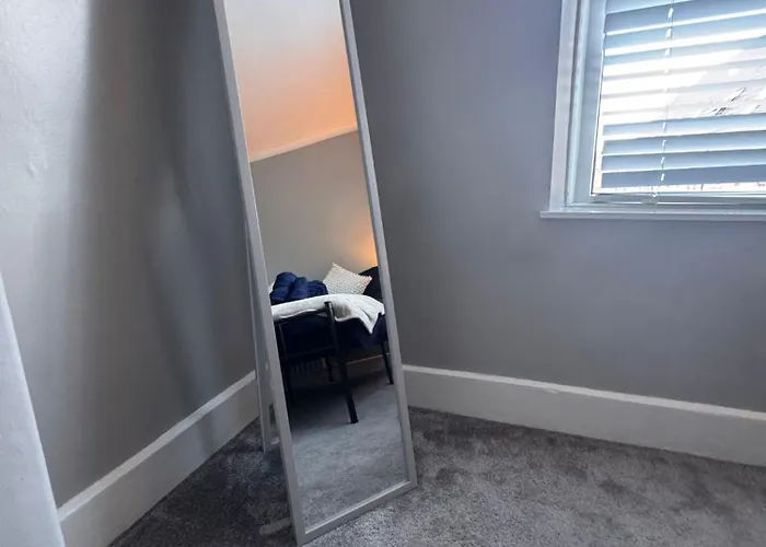 Holiday home Near Hospital 2 Bedroom - Sleeps 4 - Self Check In - Fully Furnished