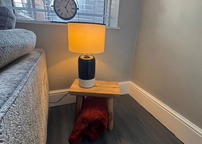 Holiday home Near Hospital 2 Bedroom - Sleeps 4 - Self Check In - Fully Furnished