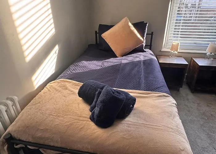 Near Hospital 2 Bedroom - Sleeps 4 - Self Check In - Fully Furnished * Carlisle (Cumbria)