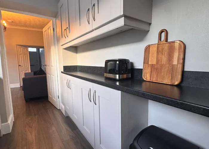 Holiday home Near Hospital 2 Bedroom - Sleeps 4 - Self Check In - Fully Furnished *