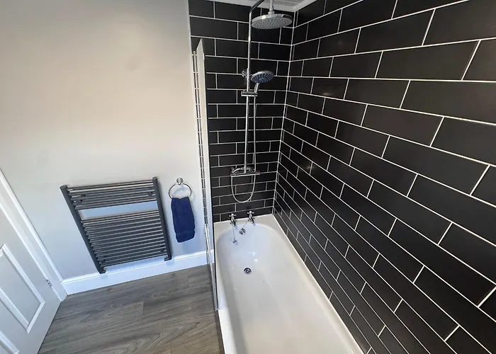 Holiday home Near Hospital 2 Bedroom - Sleeps 4 - Self Check In - Fully Furnished *